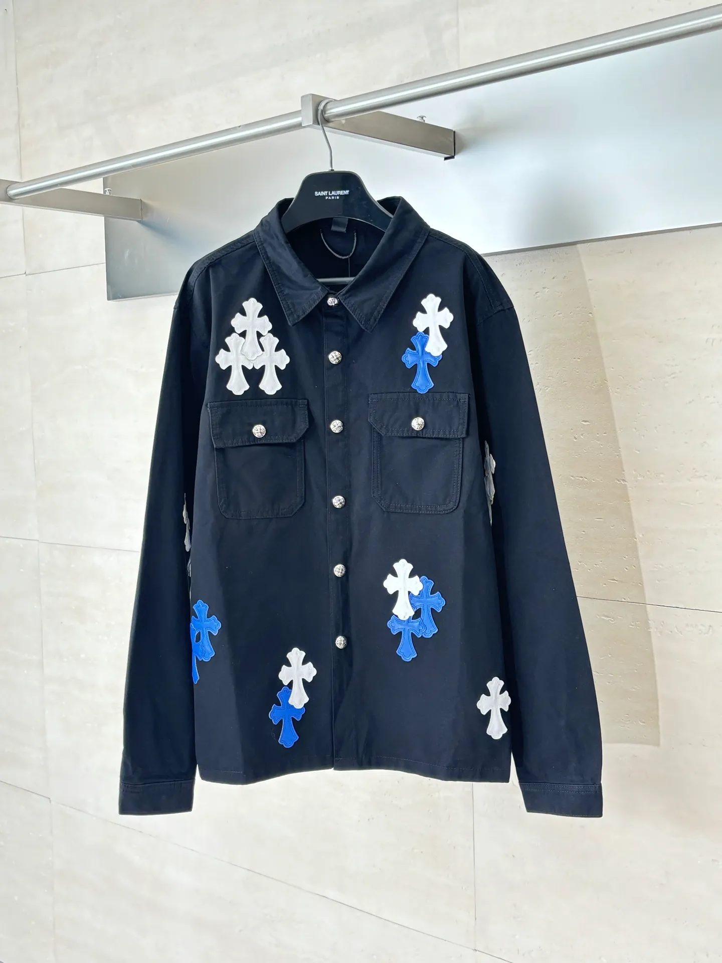 P590 Chrome Heart*/Chrome Heart CH leather workwear denim jacket, originally purchased for HK26,680, is a new series developed over the past 25 years. It is made of high-ounce twill denim fabric (the color is exclusive blackish blue, distinguishing it from pure black on the market), and the two-color cross is made of artificial leather (all individually dyed, with the same texture and no color difference). The stitch length, thread color, and wiring of the car are exactly the same. The inner leather is made of first-layer calfskin, with regular cross stitching, special machine sewing and edge stitching, 925 silver electroplated hardware, and consistent oxidation and distressing effects.  Size：S/M/L
